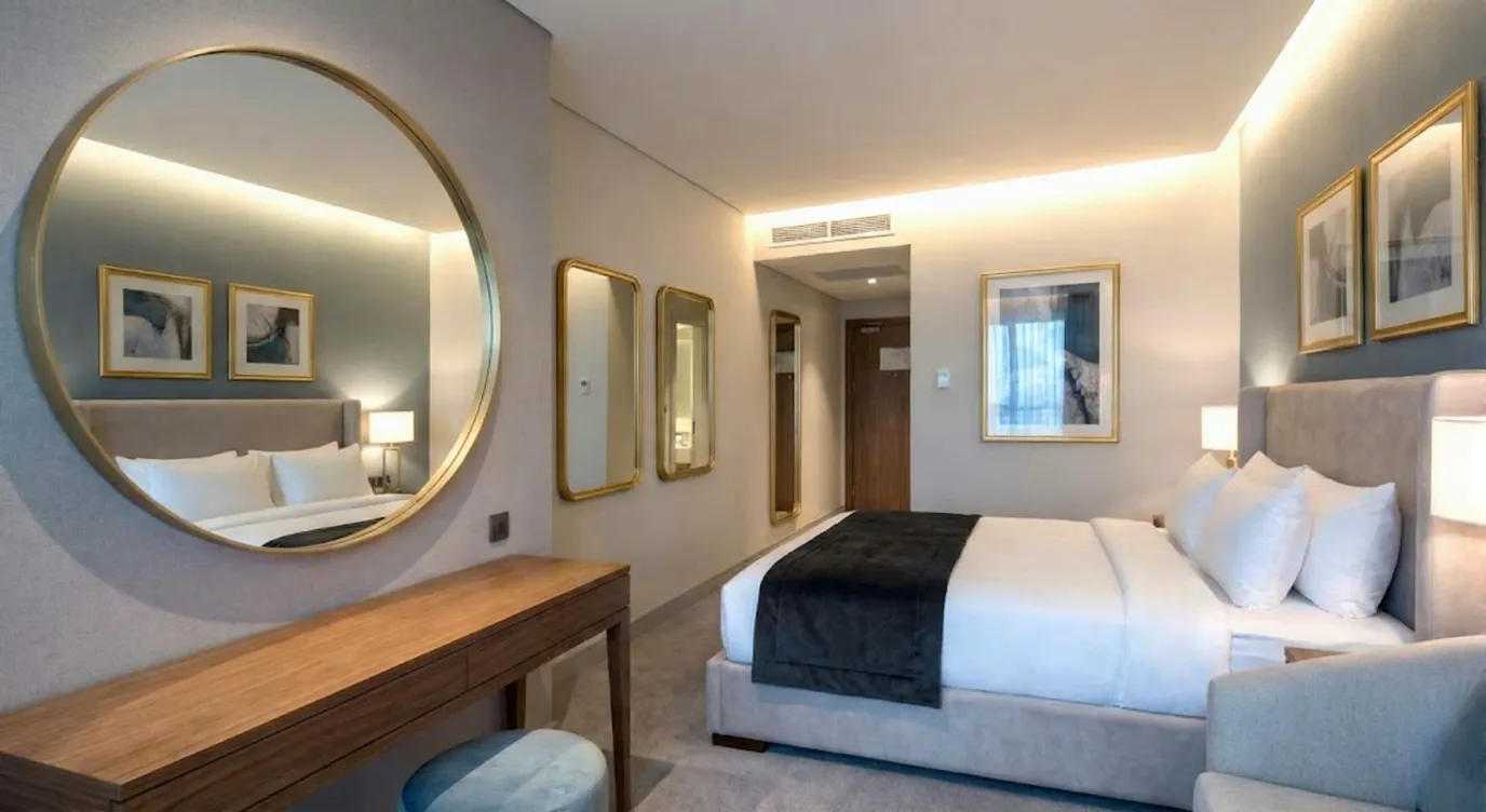 Habitación de hotel decorada con marcos de Chely Intermarket