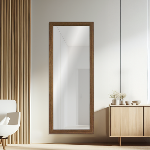 Espejo rectangular de cuerpo entero colgado en el salón