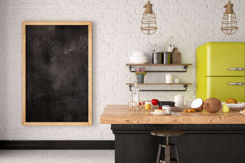 Pizarra-colgada-en-la-pared-de-la-cocina